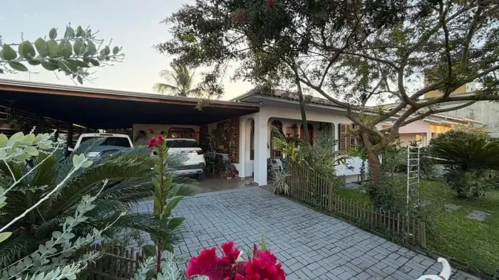 Casa com 3 Quartos (1 Suíte) à Venda e Locação no Centro de Tijucas