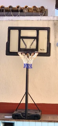Cesta de basquete usada