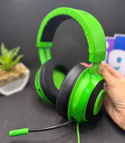Fone de ouvido over-ear gamer Razer Kraken razer green  Microfone flexível incorporado. 