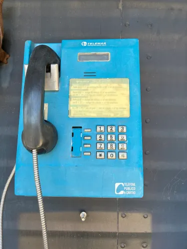 Telefone de orelhão Telemar ,pintura gasta do tempo