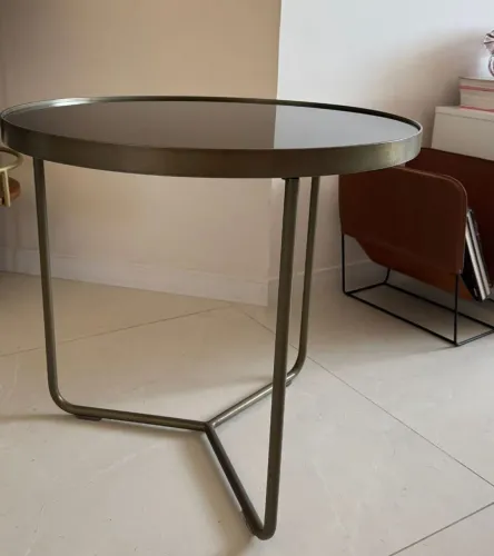 Mesinha de centro com tampo de vidro preto