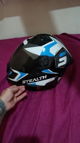 Capacete em perfeito Estado, bom para suas aventuras diária.