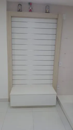 Painel para ganchos com gaveta