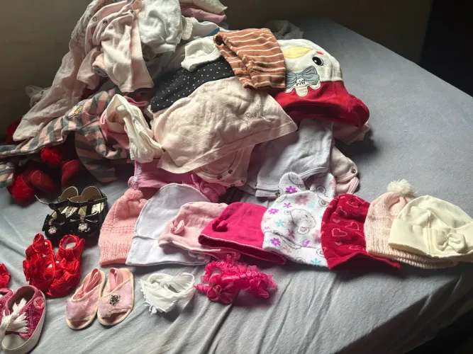 Roupinhas e sapato de bebê 1 a 6 meses e trocador com banheira