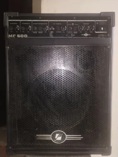 Vendo caixa de som amplificada com ,Bluetooth , e espaço para microfone com fio,