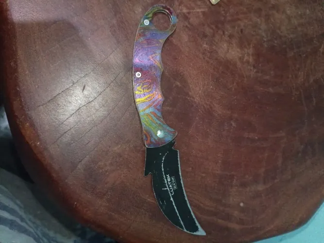 O objeto na imagem é um canivete tático do tipo Karambit da marca Luatek (modelo SLK-D44)