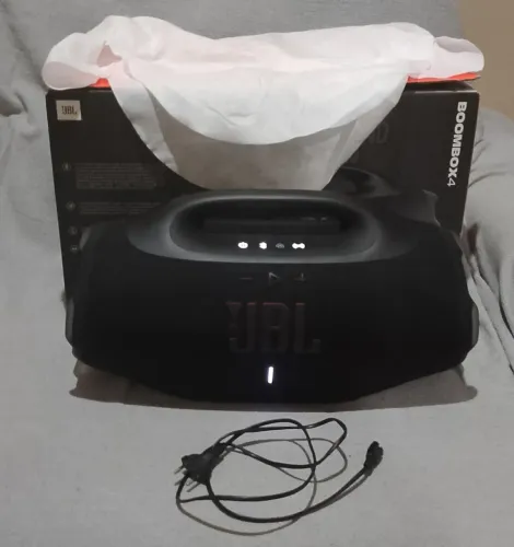 JBL BOOMBOX 4 com CAIXA,NOTA FISCAL E AINDA NA GARANTIA VALOR NEGOCIÁVEL (estado de novo)