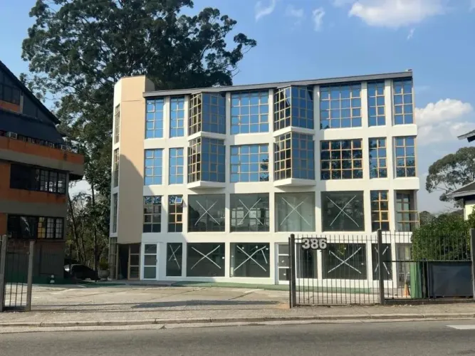 Prédio Reformado em Av. São Camilo para venda ou locação.