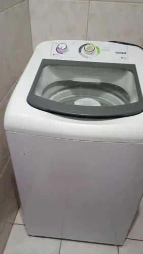 Vendo máquina de lavar com defeito está funcionando o problema que ela está vazando água.