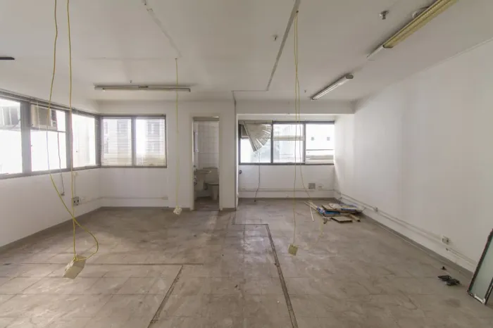 Sala comercial na Rua Turiassu, 143 - Conjunto 63 50 m²