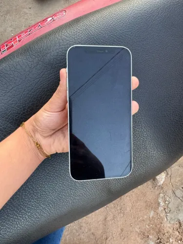 Vende-se iphone 12, 128gb, tudo original, nunca foi trocado peça. Saúde da besteira 73%.