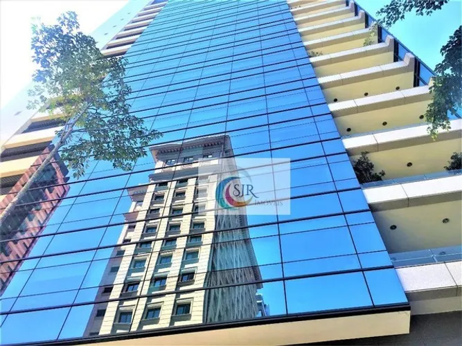 Sala comercial de 426,42 m² com 11 vagas de garagem, piso elevado, forro modular e ar cond