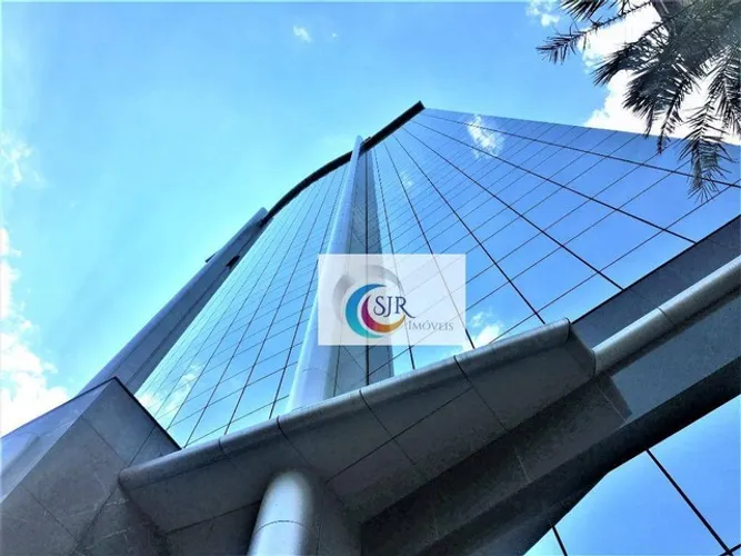 Sala comercial de 568,00 m² com 20 vagas de garagem, piso elevado com carpete, forro modul