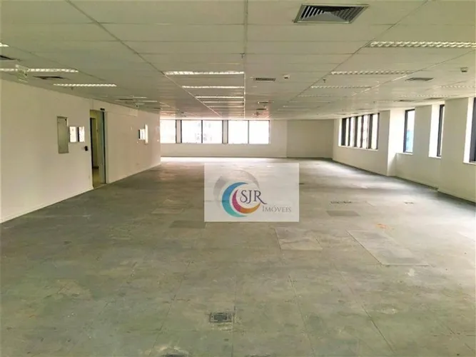 Laje comercial de 482m² com piso elevado, forro modular, luminárias e ar condicionado. 18 