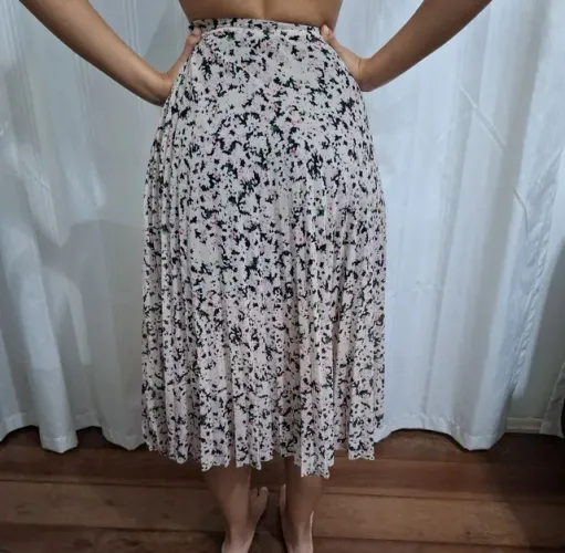 Saia plissada.