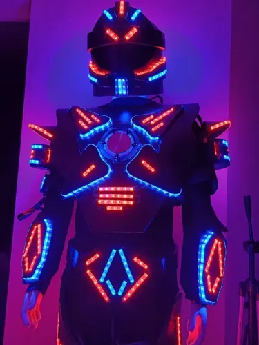 Robô de Led tamanho humano lindão! Confira
