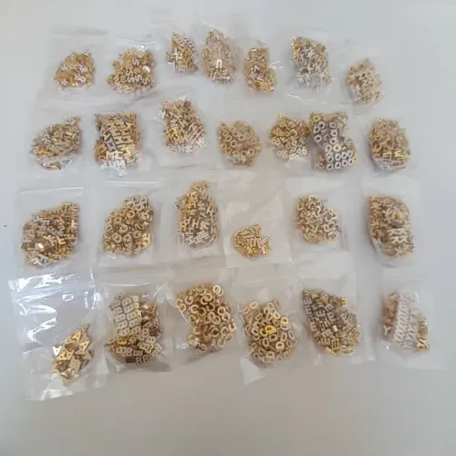3500 letras passantes douradas e prateadas