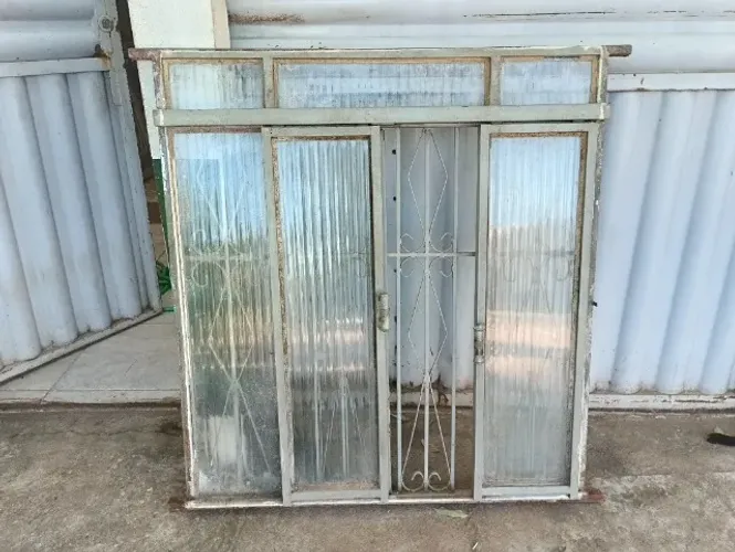 Janela de ferro com vidro