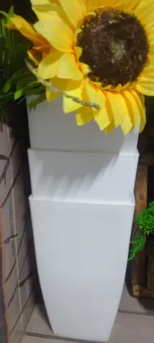 Vaso plástico branco parte superior abertura maior afunilado na base