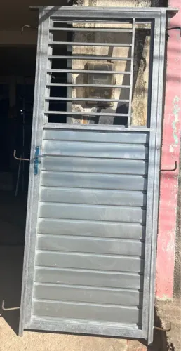 Porta de frente.