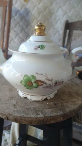 Bule de Porcelana com Detalhes em Dourado