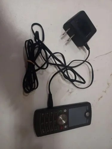 Celular Motorola antigo.
