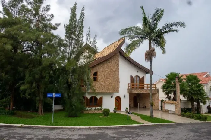 Casa à venda e para alugar em Santana de Parnaíba, Alphaville, com 5 suítes, com 422 m²