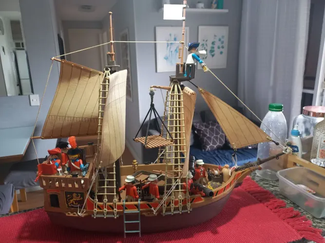 Playmobil navio trol com 8 personagens