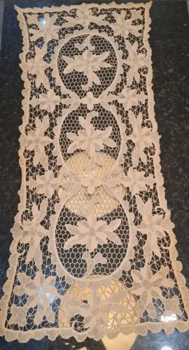 Centro de mesa em renda veneziana nacor bege.