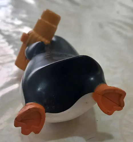 Pinguim de brinquedo com acessório