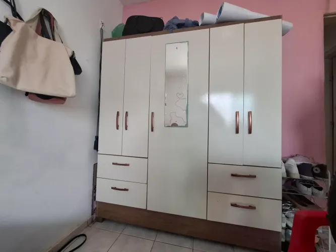 Guarda roupa em boas condições. 