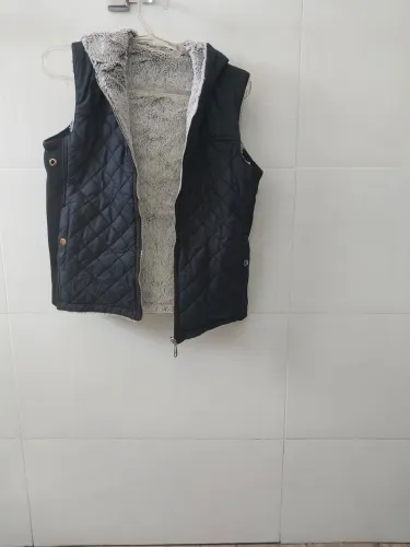 Colete preto com capuz e forro de pele
