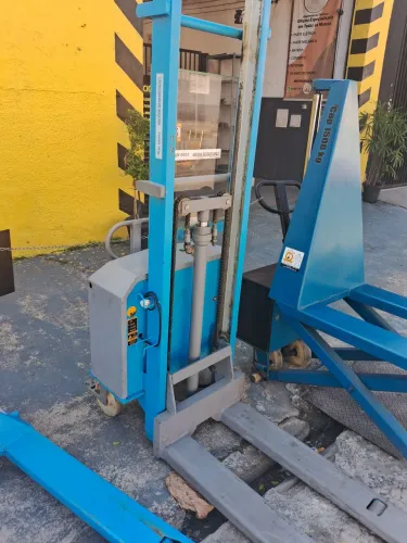Empilhadeira 1000kg semi eletrica impecavel