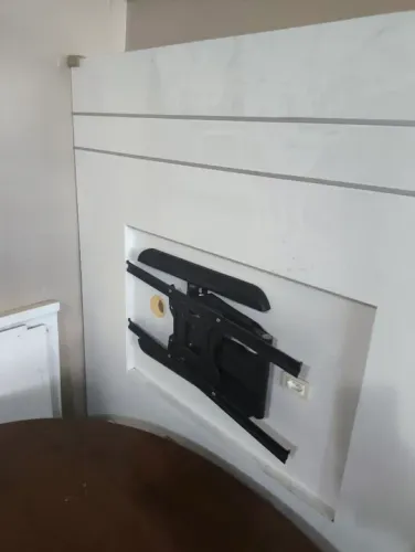 Painel de TV em madeira maciça 