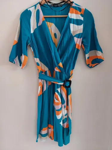 Vestido estampado azul com cinto