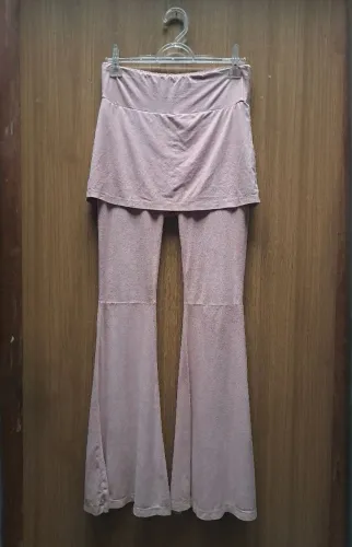 Calça flare com saia fixa em suede pele de pêssego rosa linda para malhar modesta