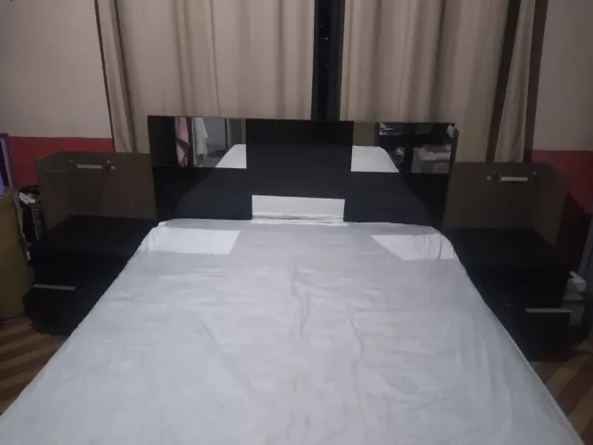 Cama casal com espelhos, criados laterais e luz de led 