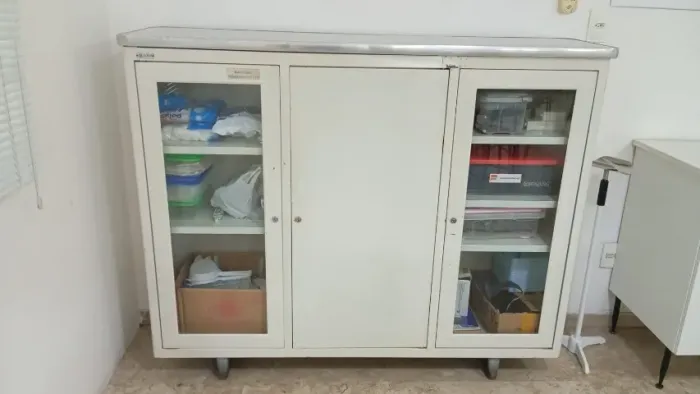 Armário aço com vidro com 3 portas e 3 prateleiras