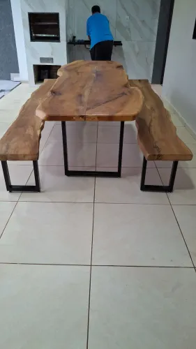 Mesas e bancos