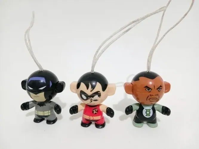 Antigas Miniaturas Liga da Justia Kinder Ovo Batman,Robin e Laterna verde 
