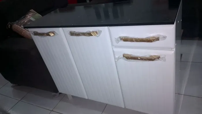 Balcão de Cozinha Branco com Detalhes em Dourado - entrega e montagem no mesmo dia 