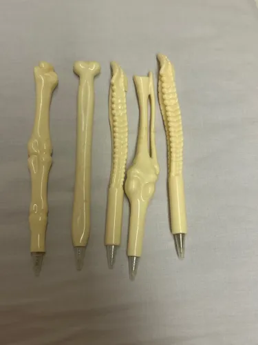 Canetas anatômicas em formato de ossos