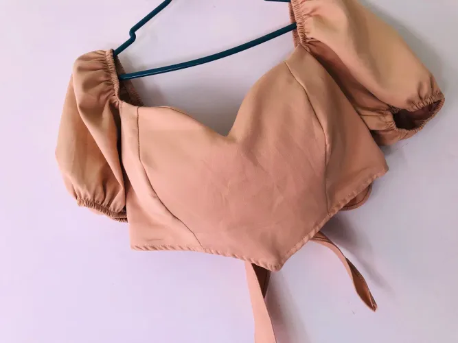 Blusa Feminina com mangas bufantes e amarração