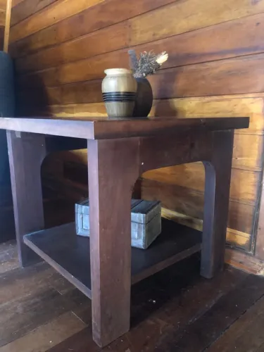 Mesa de canto ou central em madeira de qualidade