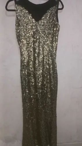 Vestido longo e festa preto com lantejoulas dourada