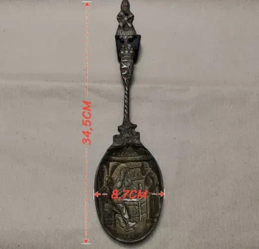 Antiga Colher Decorativa Em Bronze. Peça Assinada Holanda.