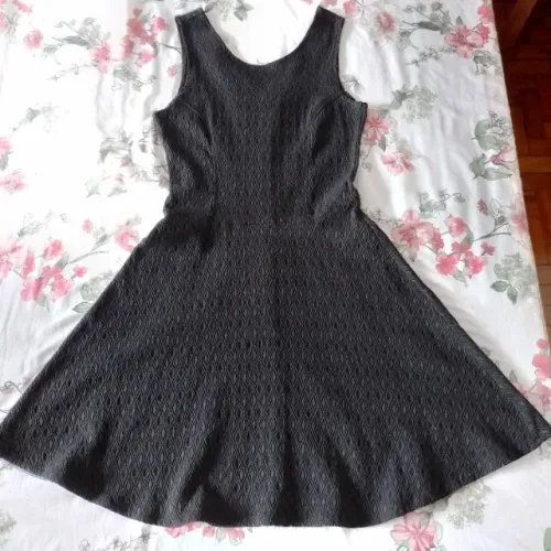 Vestido preto viscose e elastano saia evasê