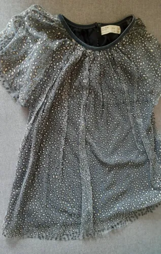 Blusa infantil Zara com brilhos em alto relevo.