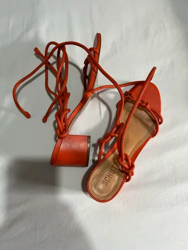 Vendo uma sandália da Schütz tamanho 38,da cor laranja.