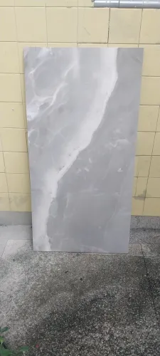 1 pedra de Porcelanato Cinza Marmorizado